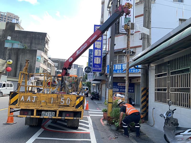 竹市府團隊跨局處於光華街會勘，同時排除路側障礙物，以利工程順利施作。