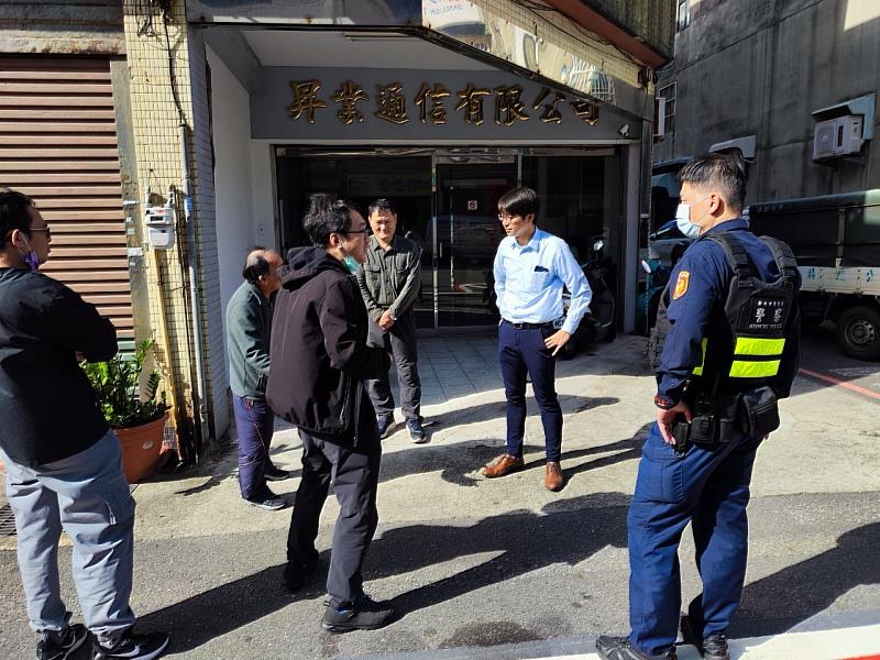 竹市府團隊跨局處於光華街會勘，同時排除路側障礙物，以利工程順利施作。