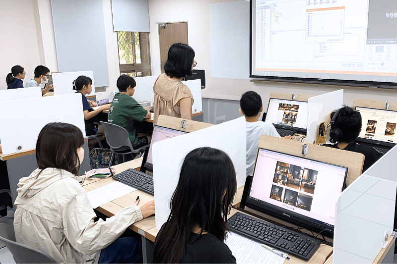 中學生在LTTC電腦教室中參加「AI英語學習小幫手」工作坊。