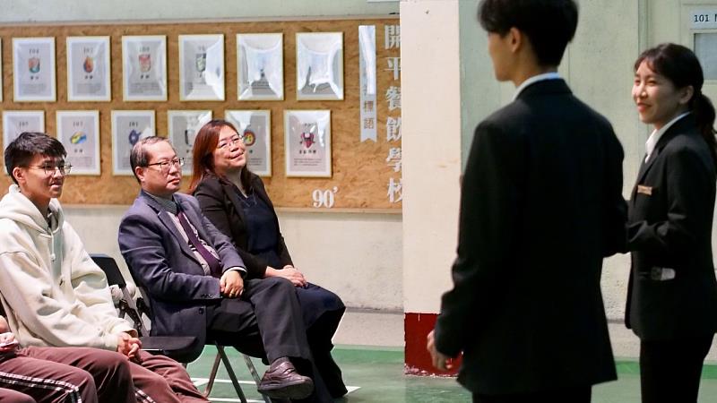 開平餐飲國際部韓國國際週邀請精通韓國文化學者何撒娜教授觀展，活動獲何教授讚具有大學生水準。開平餐飲學校/提供