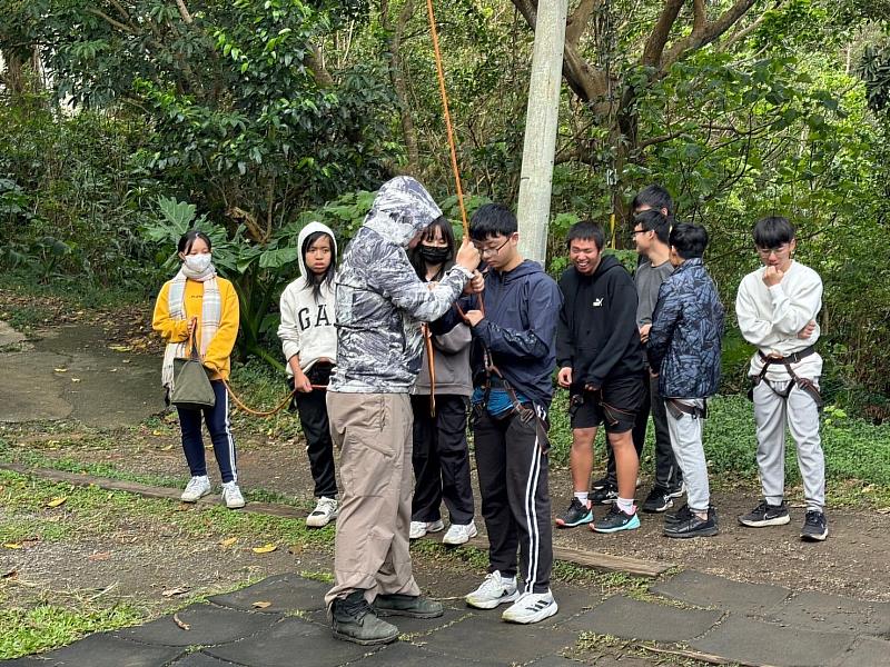 幹部訓練營培養學生幹部的團隊精神以及提升解決問題能力，並透過戶外挑戰深化彼此信任與協作。