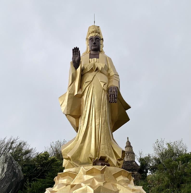 多羅觀音廣場是道場最大的平台,示現黑面尊像,代表除垢障、誅滅煩惱。(靈鷲山佛教教團提供)
