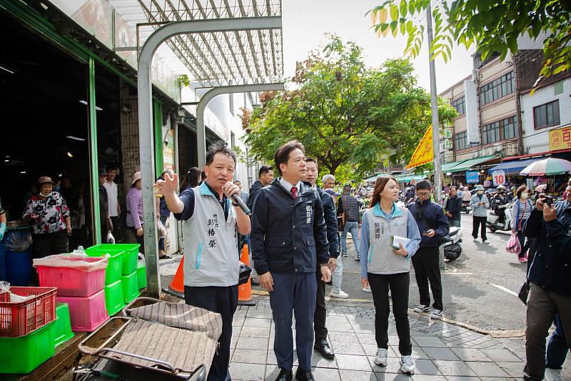 代理市長邱臣遠視察果菜市長清道專案成效。