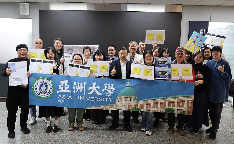 亞大獲12件西班牙「2024 ISARCH AWARD」獎,全球排名第10、全台第1,亞大校長蔡進發(前排左5),和獲獎同學、指導老師等合影。