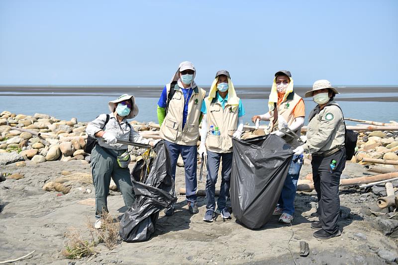 志工配合執行海岸保安林淨灘活動