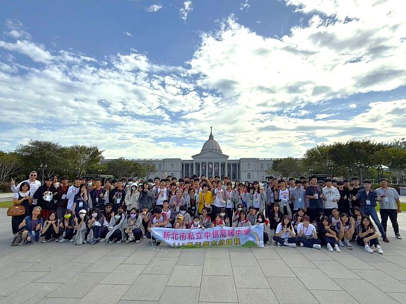 中信高中學生探訪臺南之美，感受奇美博物館建築雄偉華麗。（圖／中信高中提供）