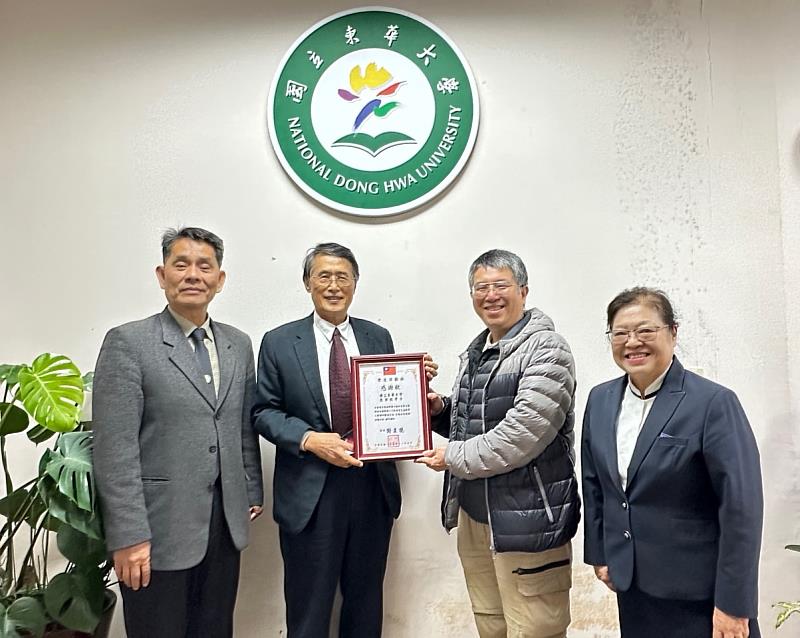 更生日報謝立德社長致贈感謝狀予東華大學應用數學系,由數學系主任周君彥教授代表接受。