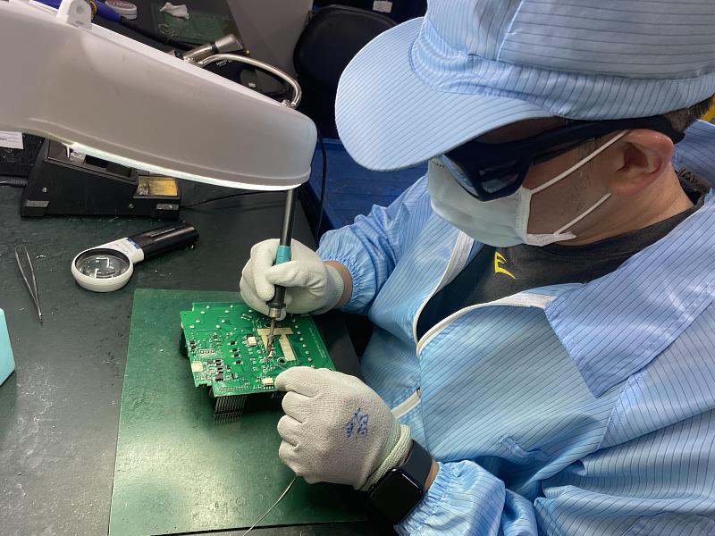寧茂企業申請職務再設計,視障員工戴包覆式濾光鏡及使用高倍率放大鏡進行工作