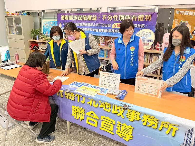 竹北防詐講座11月20日在十興里舉行,許多民眾力馬申辦「地籍異動即時通」,為自己財產多加一層保障(永慶房產集團提供)