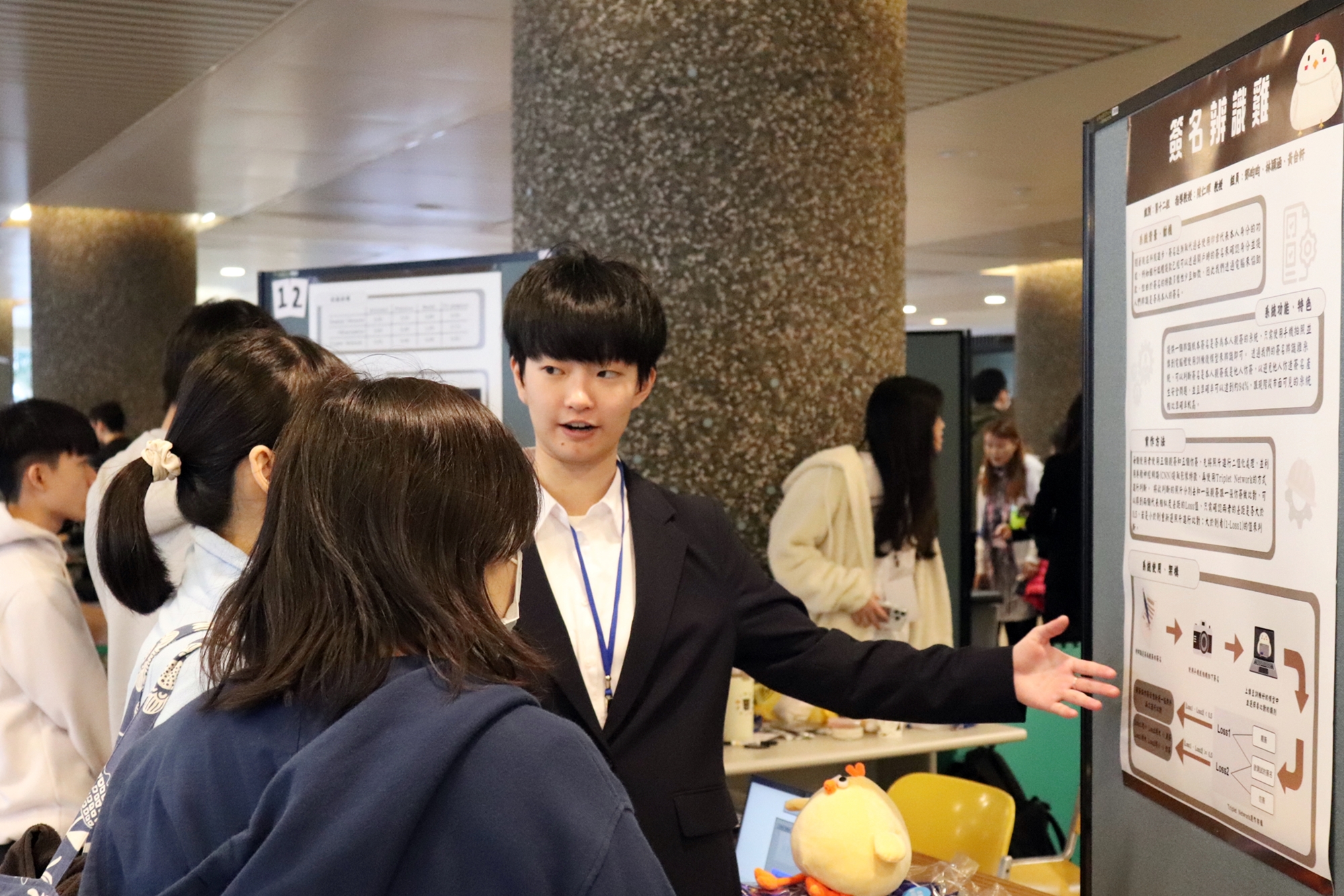 聯合畢展作品多元,各組同學仔細向評審、參觀師生介紹作品。