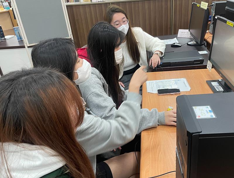 亞大同學討論,如何請「虛擬助教」解答。