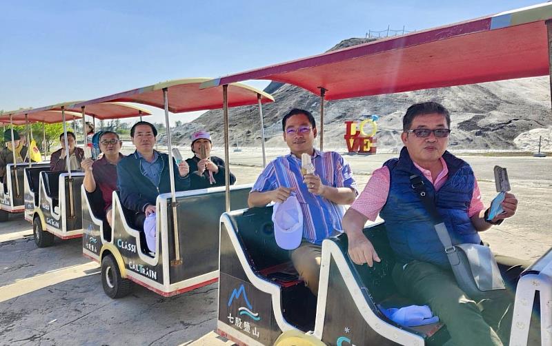 越南寧順省訪團成員搭乘遊園車遊覽七股鹽山,並品嘗鹽山鹹冰棒甜鹹好滋味。