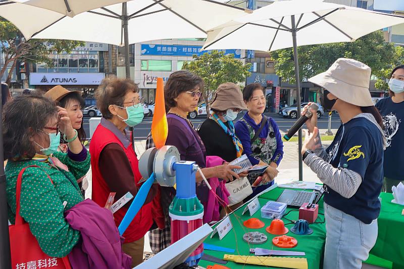 南臺科大《藏碳蘊漁：古都土城仔綠電創能與智動養殖之跨界整合永續淨零發展計畫》團隊向民眾介紹風力發電機。