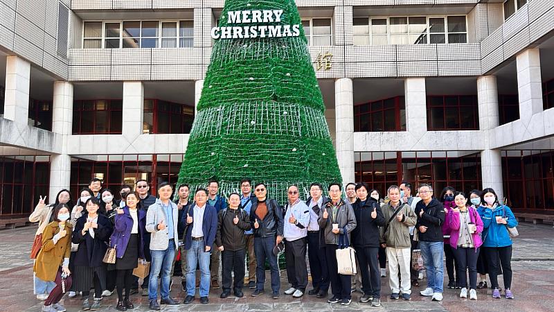 高鈺焜副局長一行人還參訪文化大學校園與相關研究設施後，在文化大學圖書館前校園海拔最高的耶誕樹前合影。