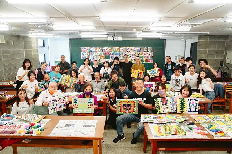 東海大學攜手桃園市「木匠的家關懷協會」，帶領身心障礙學員一同體驗壓印創作。