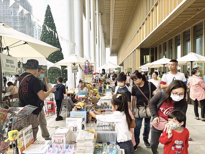 鼓勵民眾以「書本」作為聖誕交換禮物，推廣閱讀風氣，現場亦有集章兌換實體書店圖書抵用券之活動。圖片提供／聯寶國際文化事業有限公司