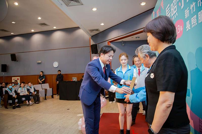 竹市首次績優長照服務人員暨長照服務單位表揚頒獎典禮,由代理市長邱臣遠頒發獎狀