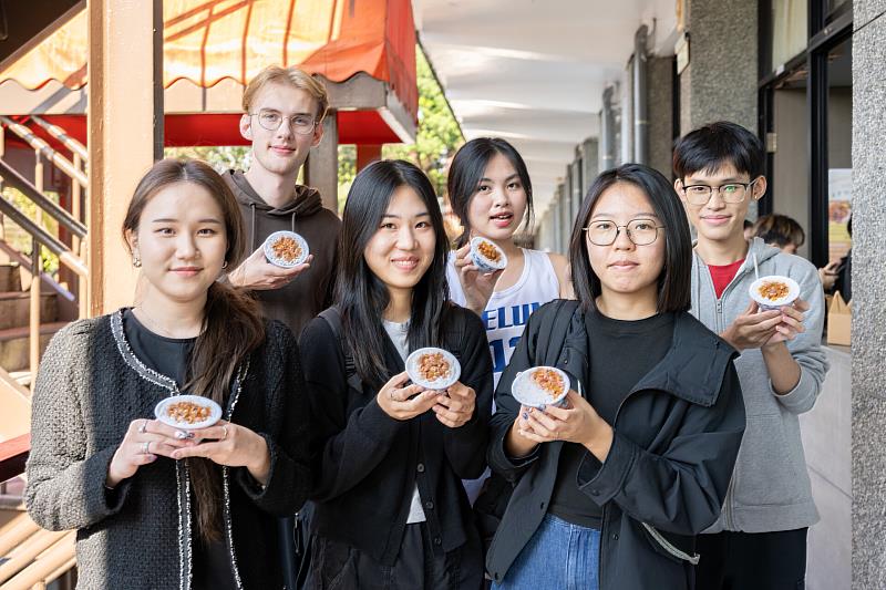 銘傳大學辦理仿真食物造型香氛擴香DIY活動，讓師生在DIY過程中，體驗台灣獨特的小吃文化。