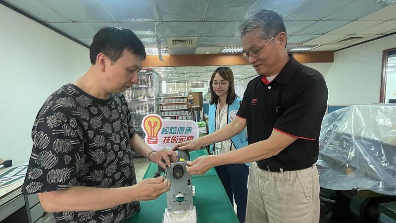 企業續留65歲李廠長,借重其在收模管芯機台組裝上的豐富專業與經驗,將技術傳承給年輕同仁。
