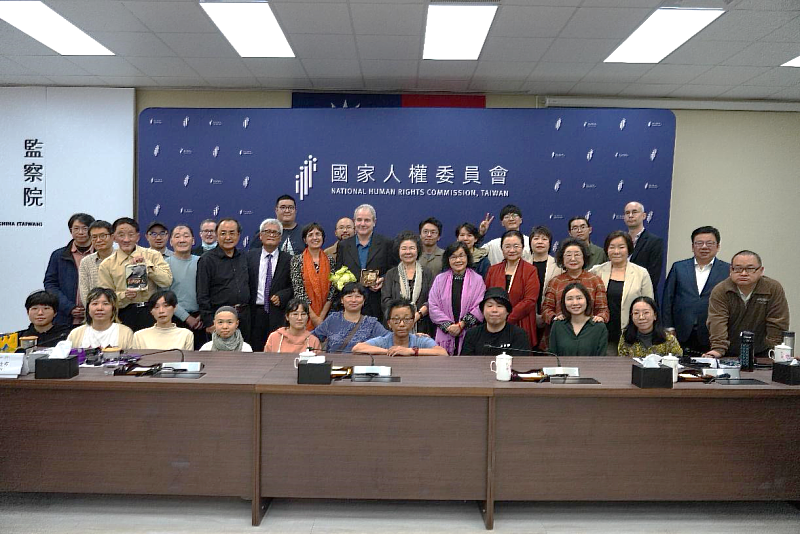 國家人權委員會與第四世界秘書長布魯諾.達布(Bruno Dabout)及其夥伴、向貧窮者學習行動聯盟等專家學者合影。