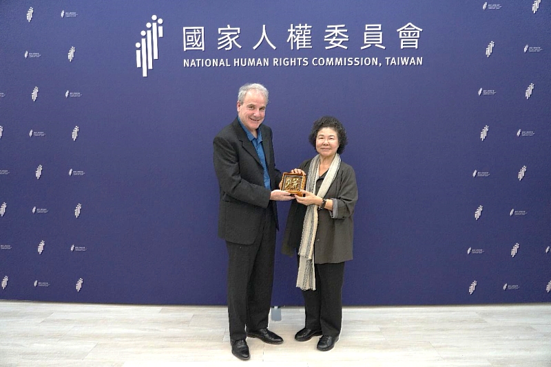 陳菊主任委員致贈第四世界秘書長布魯諾．達布(Bruno Dabout)平等擺飾臺座。