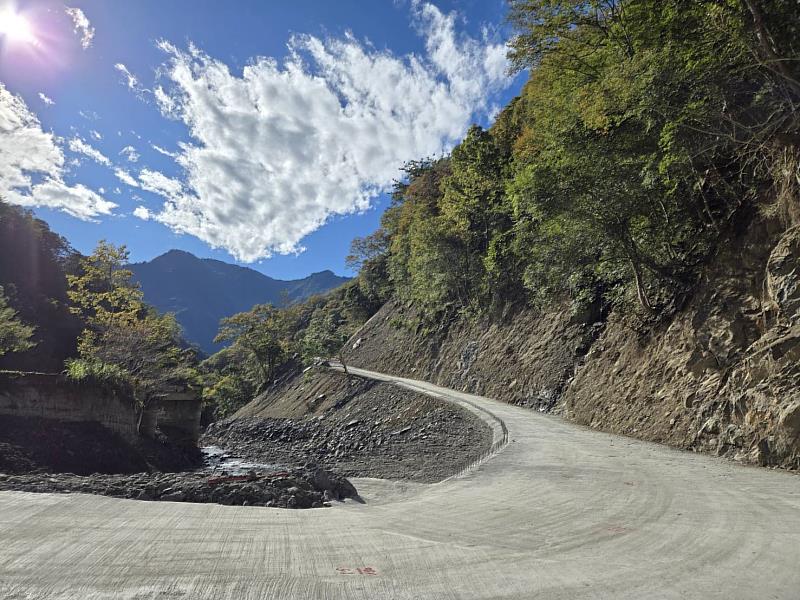 司馬庫斯聯絡道路10K+150處二號橋臨時便道已接近搶修完成。