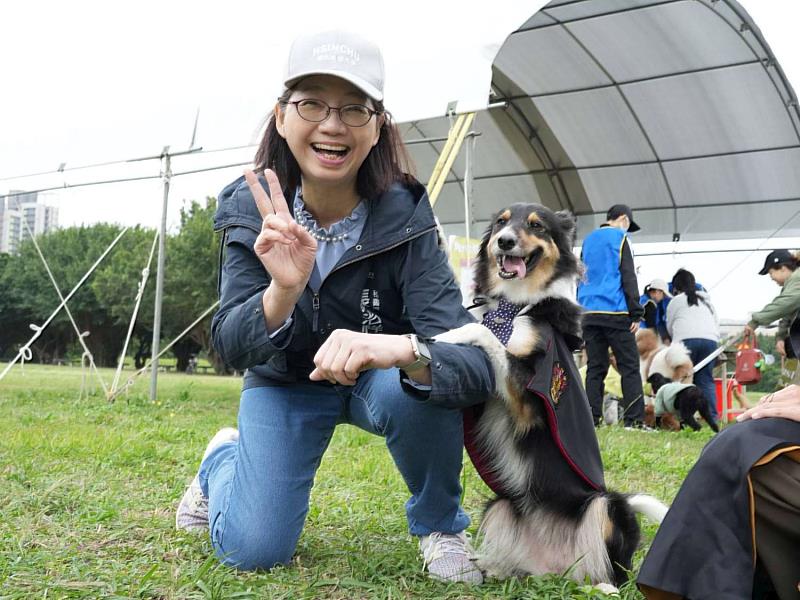 秘書長張治祥與毛小孩們互動