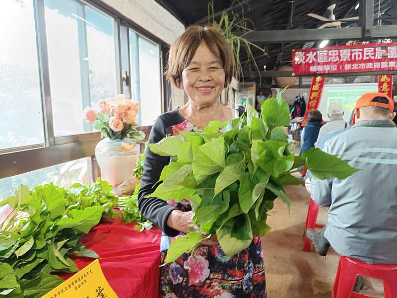 民眾開心展示種植成果