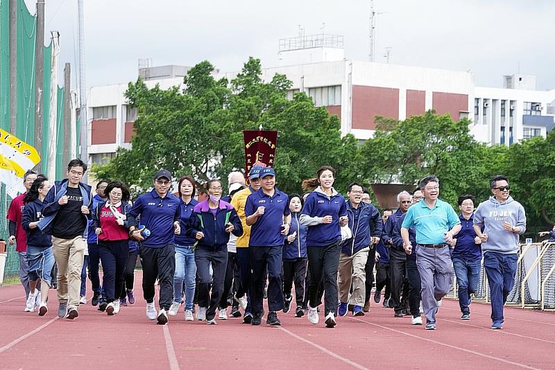 喜愛運動的藍易振校長領軍校內主管跑操場