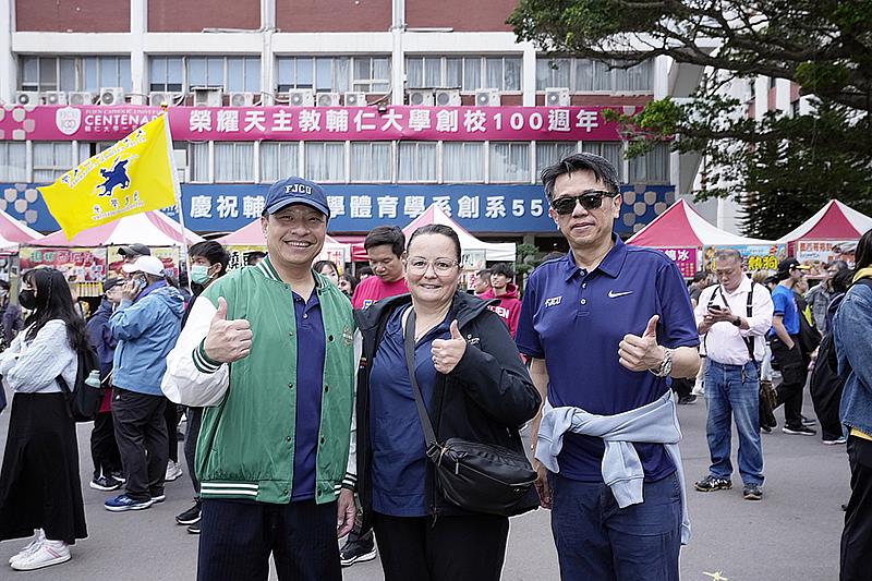 近日參訪輔大的澳洲西雪梨大學Kylie主任，也現身校慶園遊會，感受歡樂氛圍。左起：藍易振校長、Kylie主任、王英洲學術副校長。