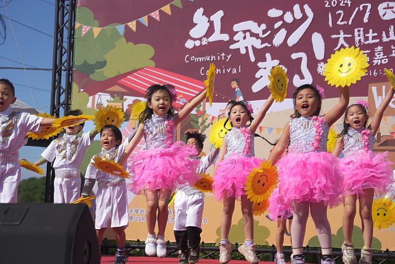 現場不僅設有職人市集、解謎闖關、展演及導覽，在地孩童也以音樂律動為活動開場。