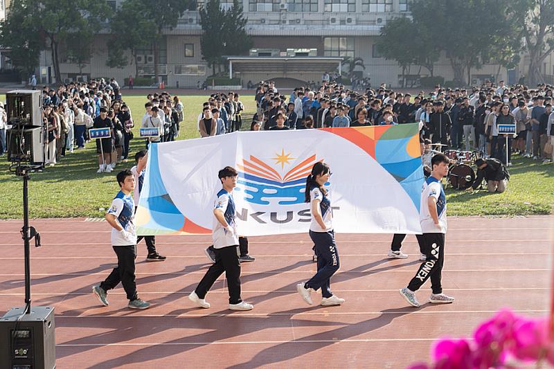 國立高雄科技大學今(7)日歡慶七週年校慶，連續二日舉行一系列慶祝活動。昨(6)日全校運動會，由全國大專羽球賽事大滿貫隊伍高科大羽球隊成員護送會旗進場，展現高科大學生在課業、運動、人文的全方位實力。高科大羽球隊在2023年受邀羽球后大資穎鬥拍競技，最終擊敗球后，並奪下第一屆「Red Bull 鬥拍」全國冠軍殊榮。