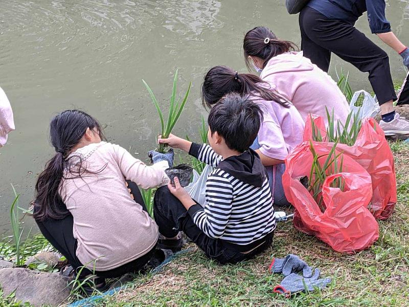 在公園的水圳旁共同播下希望的種子。