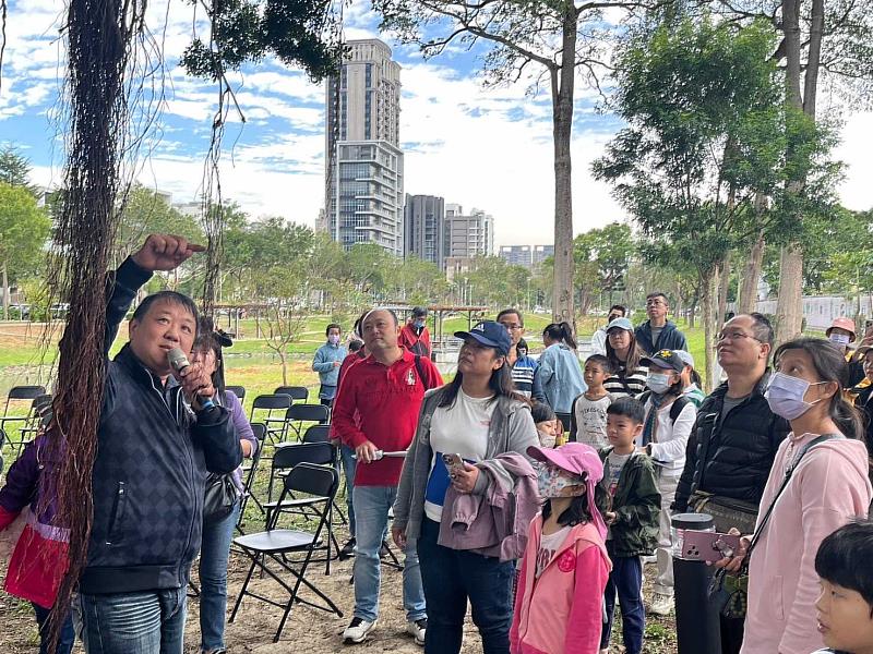 生態導覽員引領參與者走入東興圳公園,細心介紹公園內各式植物與當地動植物間的和諧共生