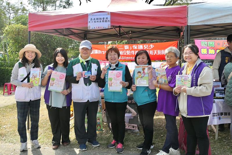 嘉義家扶府前廣場歲末送暖親子同樂，減塑市集地球樂