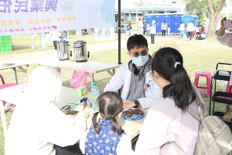 嘉義家扶府前廣場歲末送暖親子同樂，減塑市集地球樂