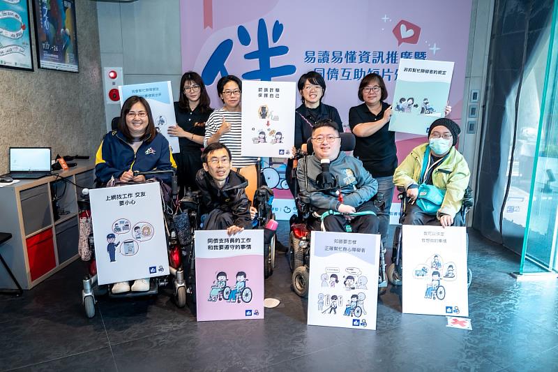 編譯小組成員出席活動,與伊甸一起推廣易讀易懂