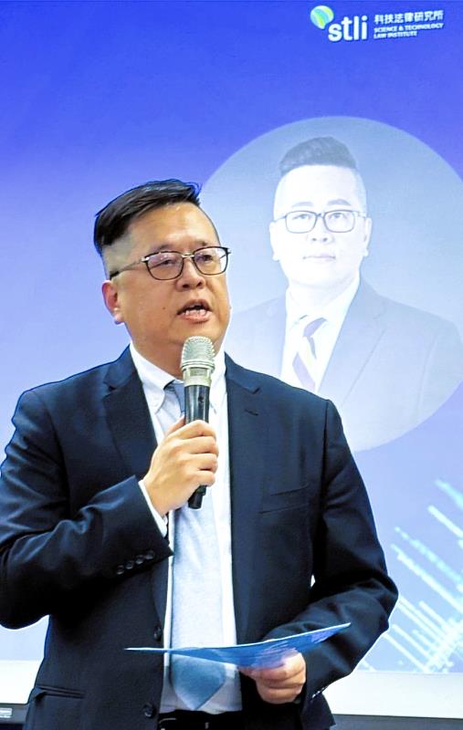 圖二:資策會科技法律研究所王勁力所長在會中致詞。