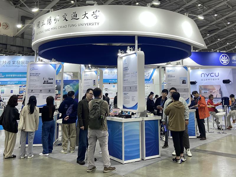 圖說:陽明交大「解鎖，智慧醫療新紀元」主題館為本次展覽亮點攤位，人潮湧動，熱烈交流。照片/國立陽明交通大學提供