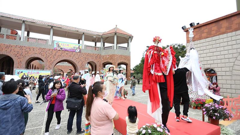 玩偶大匯演 真人與戲偶同台走秀