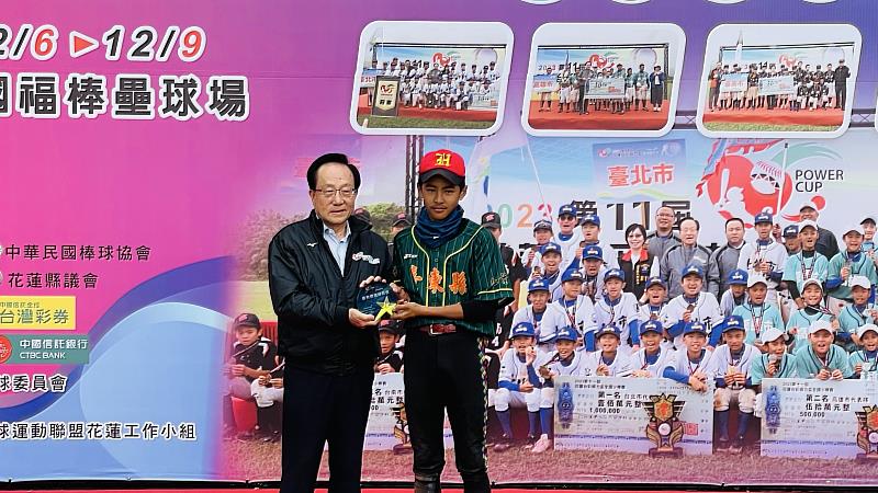 台彩威力盃臺東縣投手壓制力克宿敵桃園市 奪隊史第4冠 抱回百萬獎金 饒慶鈴感謝教練團及小選手辛勞,圖為獲最有價值球員黃品澤