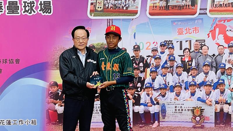 台彩威力盃臺東縣投手壓制力克宿敵桃園市 奪隊史第4冠 抱回百萬獎金 饒慶鈴感謝教練團及小選手辛勞,圖為獲投手獎田于睿