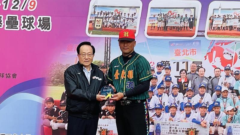 台彩威力盃臺東縣投手壓制力克宿敵桃園市 奪隊史第4冠 抱回百萬獎金 饒慶鈴感謝教練團及小選手辛勞,圖為獲最佳教練王俊文