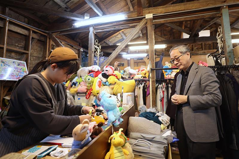 「五味屋」募集二手物品進行銷售,讓青兒少從做中學,學習如何「靠自己的努力獲得所需」。