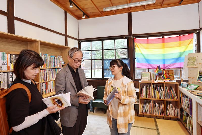 文化部長李遠（中）訪視花蓮獨立書店「孩好書屋」，店主江珮瑾（右）介紹書店特色、並辦理親子共讀、講座等活動，經營在地愛書客群。