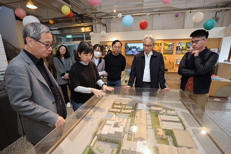 (前左起)文化部長李遠、文化部政務次長李靜慧訪視花蓮文創園區,並表示,公部門營運的大型文化園區或館所,可作為平台樞紐,攜手各點文化基地進行資源整合、串聯、共享及共創。