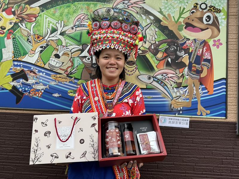 屏東縣牡丹鄉高士社區發展協會的紅寶石森林禮盒,將部落森林故事藏於禮盒間,值得收藏。