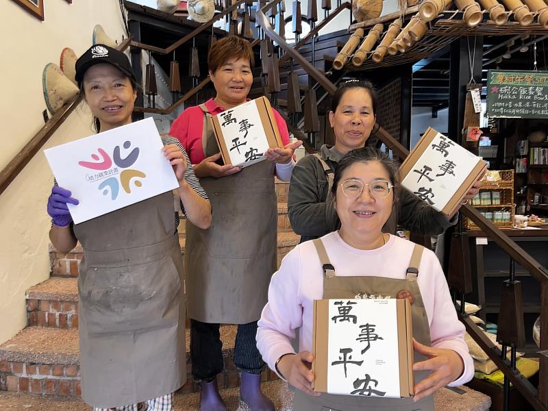 臺東池上萬安社區發展協會推出的「萬事平安新春禮盒」,象徵新的一年平安順遂。