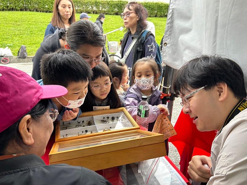 中興大學圖書館以「蟲興所欲 - 啟發小小探險家」主題,參加由國家圖書館主辦「臺灣閱讀節」