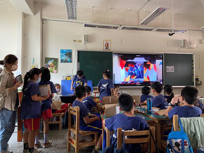 經由文化體驗教育,孩子透過藝團教導手工隧道書展現數位素養實力及問題解決能力
